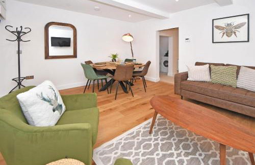 Chapel House by YourStays - Two bed cottage in Market Town of Sandbach, high end finish - Photo 4