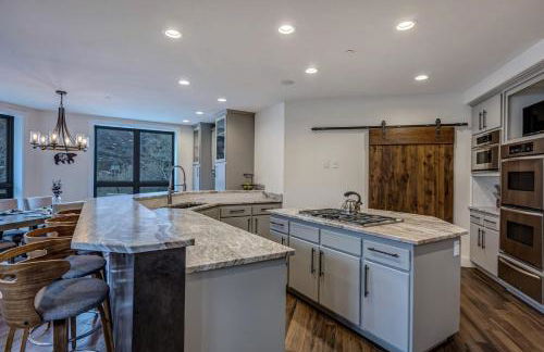 Cozy mountain home w riverfront patio - Foto 41