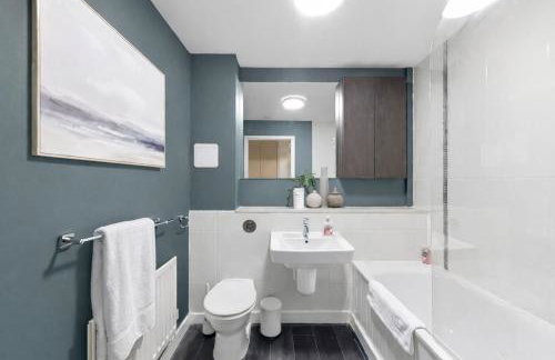 Sleek Apartment with Balcony - City Centre - Free Parking, Fast WiFi and 55'' Smart TV by Yoko Property - Foto 3