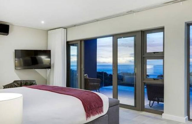 Large 9 Bedroom Villa in Camps Bay w Pool Apostles Views - Photo 20