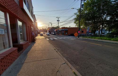 The Gold Room near downtown trains fast wifi - Photo 19