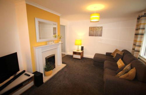 3 Bedroom House - Parking - Wifi - Fully Refurbished Throughout - New Kitchen & Bathroom - Foto 11