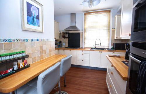 Marketplace Glastonbury - Photo 5