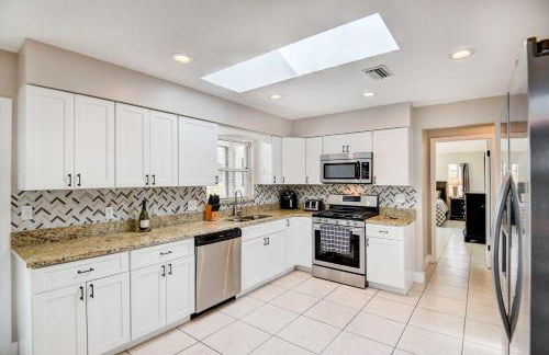 Screened Porch Waterfront Home in Deltona! - Foto 9