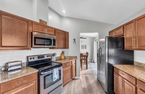 Charming Heated Pool Home - 3 miles to the Beach, Pet and Family Friendly -Available Year Round! - Photo 12