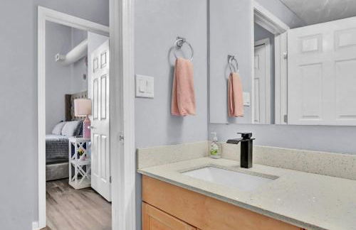 Pink playhouse sq near Progressive field & CSU - Photo 26