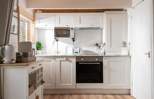 Hazel Tree Hut - Cosy Woodland Cabin with Private Hot Tub - Photo 6