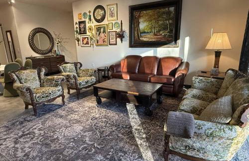 Stylish South Hill Retreat Queen Bed and Sofa Sleeper Full Kitchen Free Parking - Foto 31