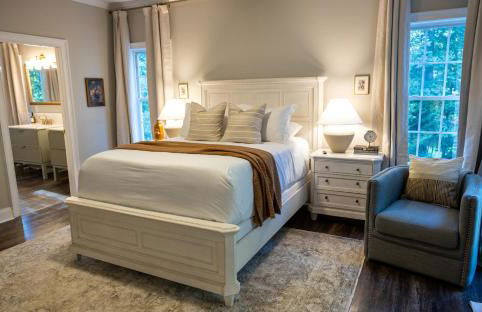 Sink into the Luxe Corner Tub at an Upscale, Spacious Home - Foto 15