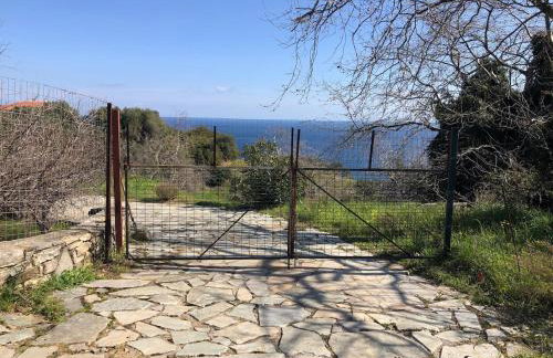 A peaceful haven in a quiet location with exceptional sea views - Photo 2