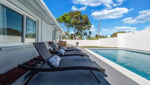 Relax in Lakeland Home, Swim, Pool, Arcade LegoLand, Disney, Bush Garden - Foto 3, sunbed