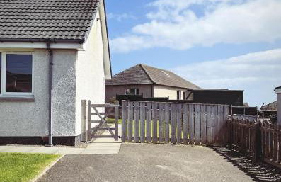 Malva - Modern 2 Bedroom Bungalow in Wick Sleeps 4 with private parking - NC500 Route - Photo 16