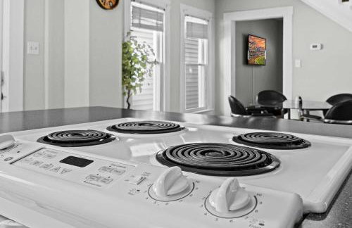 Cozy Downtown Stay w Private Backyard & Parking - Foto 24