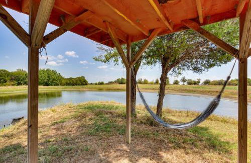 Unwind Fireside Wills Point Gem with Hot Tub and Pond - Foto 33