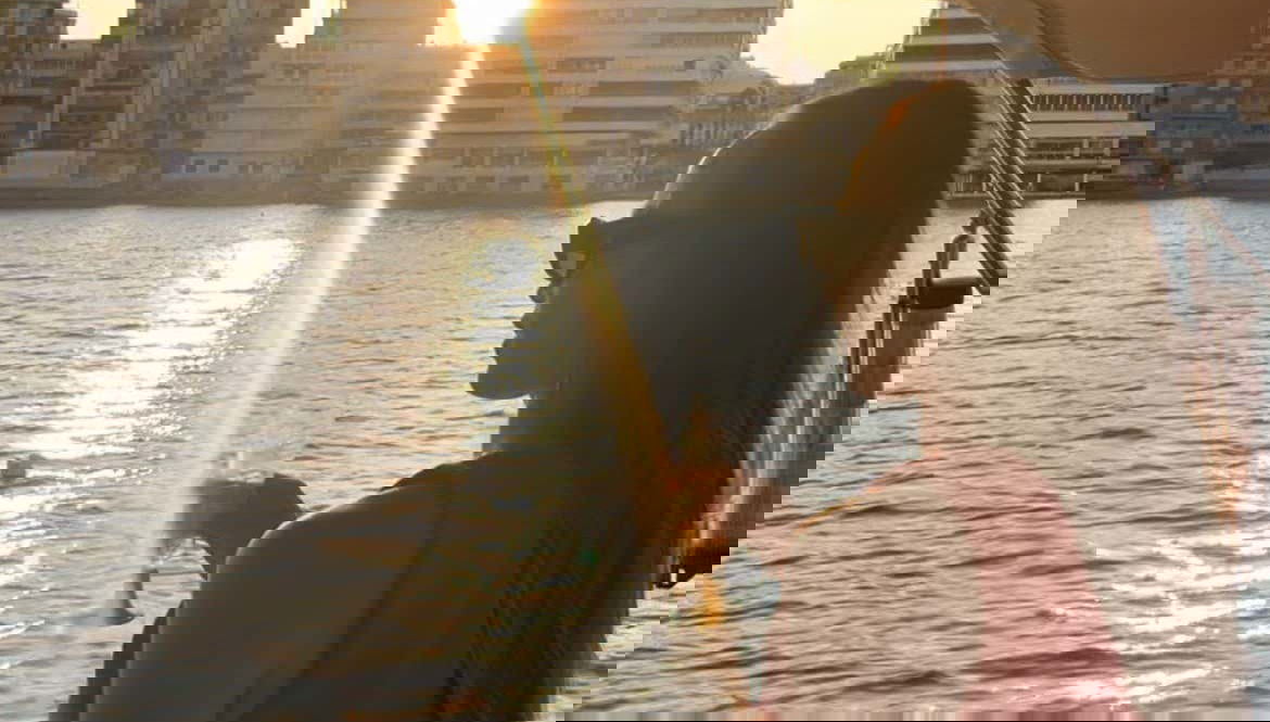 Contemplando o pôr do sol do barco