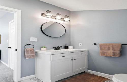 Hot Tub N64 Mins to Downtown Sleeps 8 - Foto 37