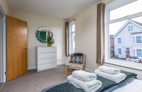 4Bed Central House w Parking & Garden - Foto 6