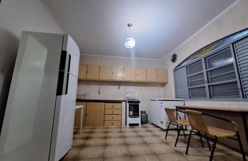 CASA - 3 quartos com ar - garagem para 3 carros - Foto 8