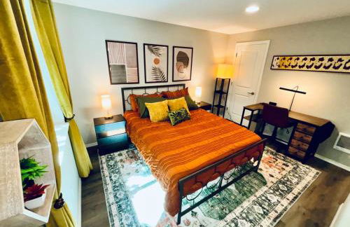 Colorful Comfort 3 Bedroom Home with Fenced yard - Foto 25