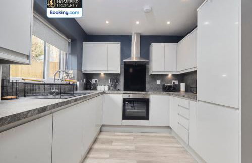 Spacious 4BDR House By Homebird Property Management Short Lets & Serviced Accommodation Leeds With Private Parking & Garden - Foto 10
