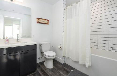 Stylish 3BR High-Rise with Pool, Hot Tub & Rooftop Views - Foto 22