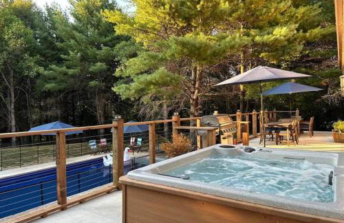 Secluded with Hot tub, Pool table, Arcade, Fishing andTheater Room - Photo 8