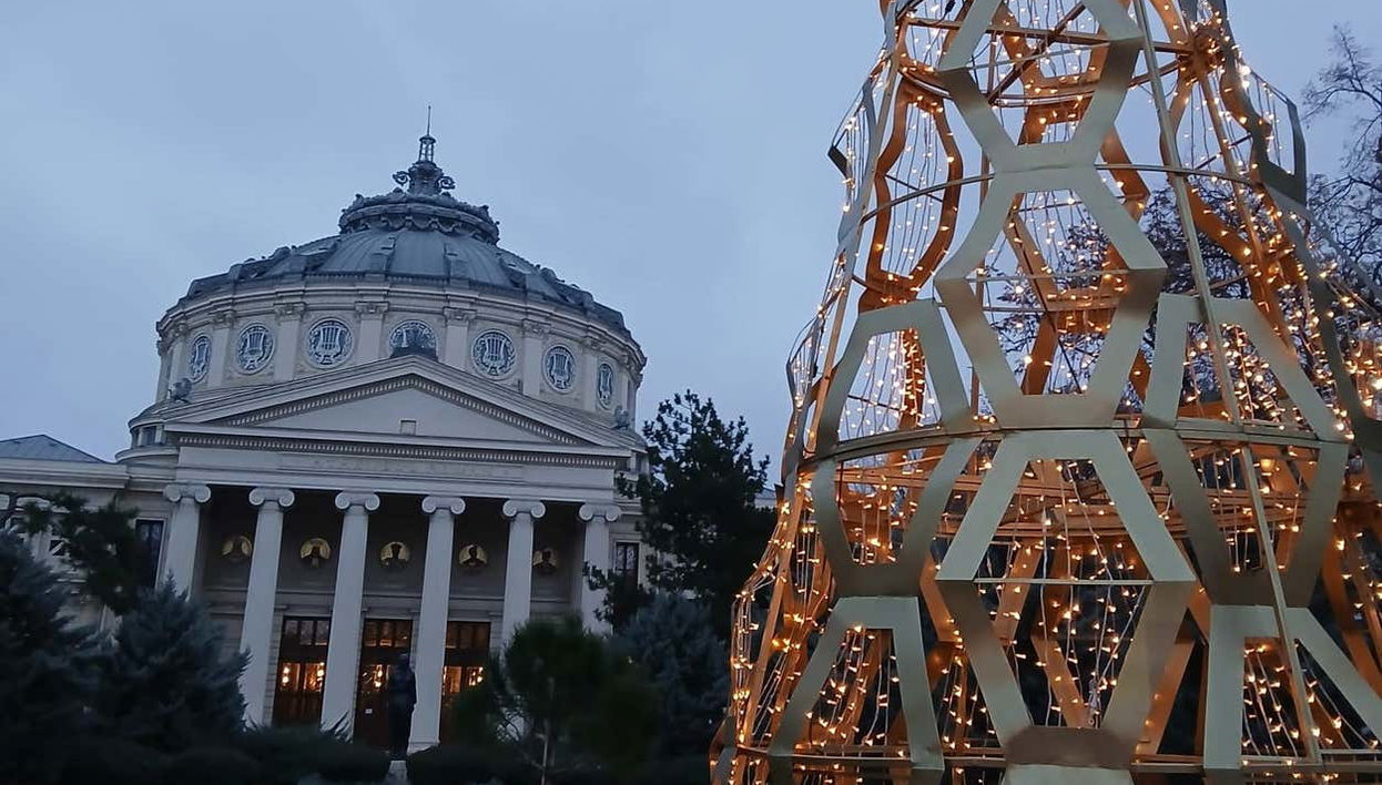 Albero di Natale di fronte all'Ateneo Romeno
