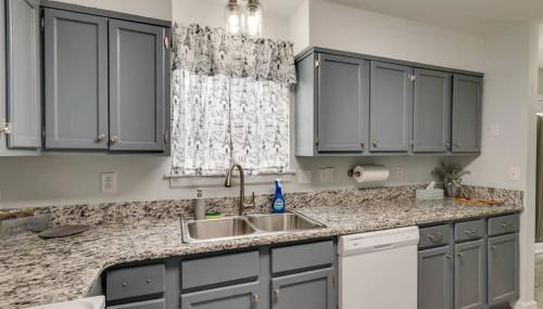 Beautiful 3 Bedroom- free parking 2M to Broadway - Foto 2