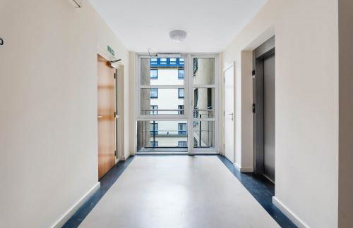 Central 2BR Park Royal Apartment with Balcony and Parking - Photo 23