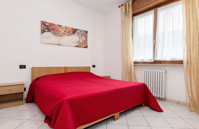 Spacious Apartment With Garden - Photo 5