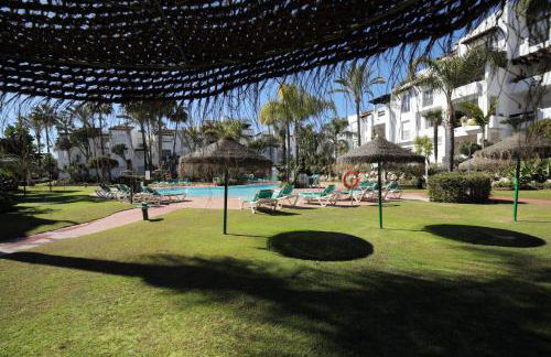 Luxury Beachfront Apartment with Pool in Costalita - Photo 20