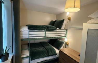 Large stylish home with Games room 5 bedroom sleeps 11 free WiFi and parking - Foto 23