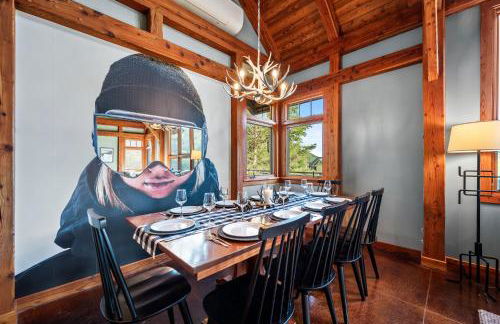 Walk to Village! Stunning timber chalet! Hot-Tub, Bonfire & more! - Foto 1