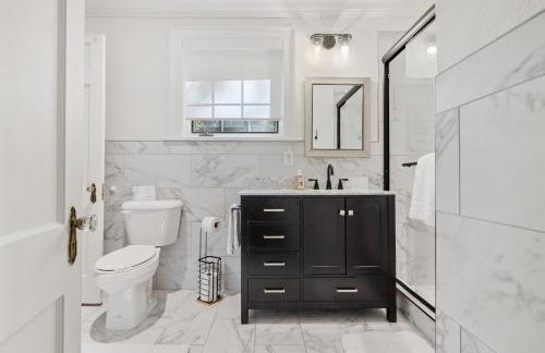 Stylish Mountain Retreat with Sunroom and Pergola - Foto 53