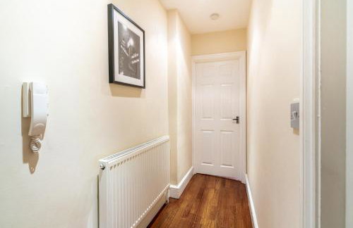 One Bedroom Flat in Bush Hill Park - Photo 3