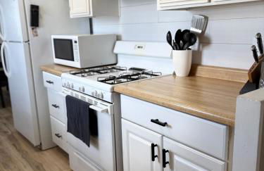 Charming Cottage with Fenced Backyard Pet Friendly - Foto 14