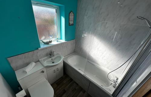 Sunny 2-Bedroom Coastal Stay with Free Parking - Foto 10