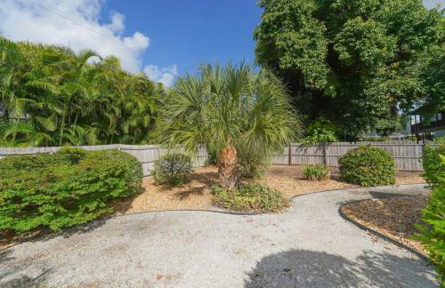 Heated Pool Home - Perfect Location - Walk to Beach, Restaurants and More! - Foto 31