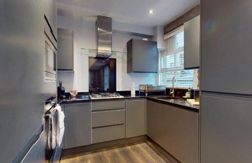 Stylish Penthouse with City Views and Aircon - Pass the Keys - Photo 7
