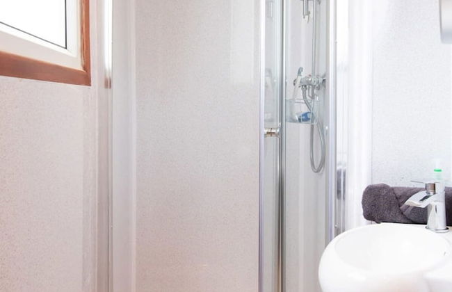 Stunning Beachfront Apt w Balcony Sea Views - Foto 66