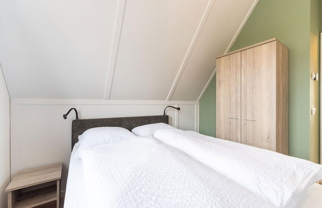 Luxurious Holiday Home With Parking - Photo 11