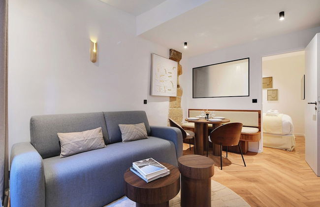 Elegant Comfort in the Heart of Paris-notre Dame - Photo 1