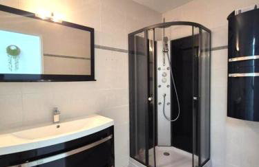 La longère du Moulin, logement T2 indépendant tout équipé avec cuisine, parking individuel avec portail, salon de jardin, belle grande chambre - Foto 5
