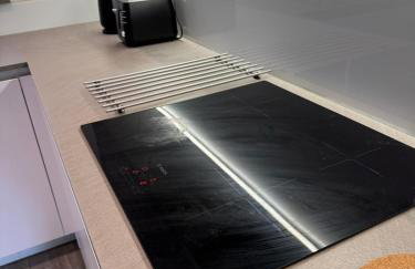 Three-bedroom modern family home by the pond with free parking - Photo 14