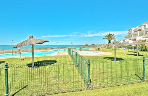 On Beach Deluxe Apartment with Pools and own Garden - Foto 7