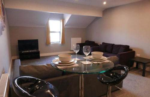 1 bed Apt close to Leeds Arena Sleeps up to 4 people F4 - Photo 3