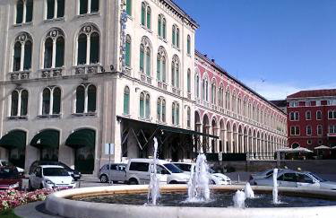 Spacious Apartment Center - Photo 62