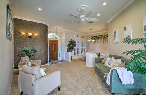 Bright and Sunny Riverview Oasis with Pool and Pond - Foto 11
