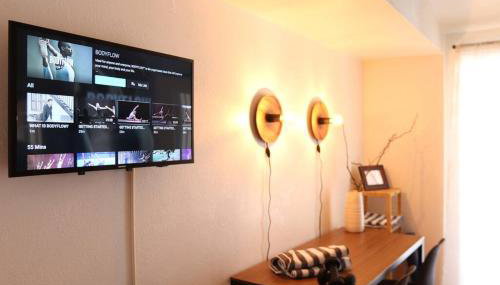 Stylish Mid-Century Oasis with Pool - Foto 3