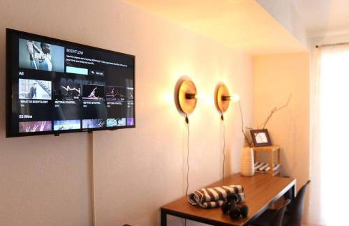 Stylish Mid-Century Oasis with Pool - Foto 3